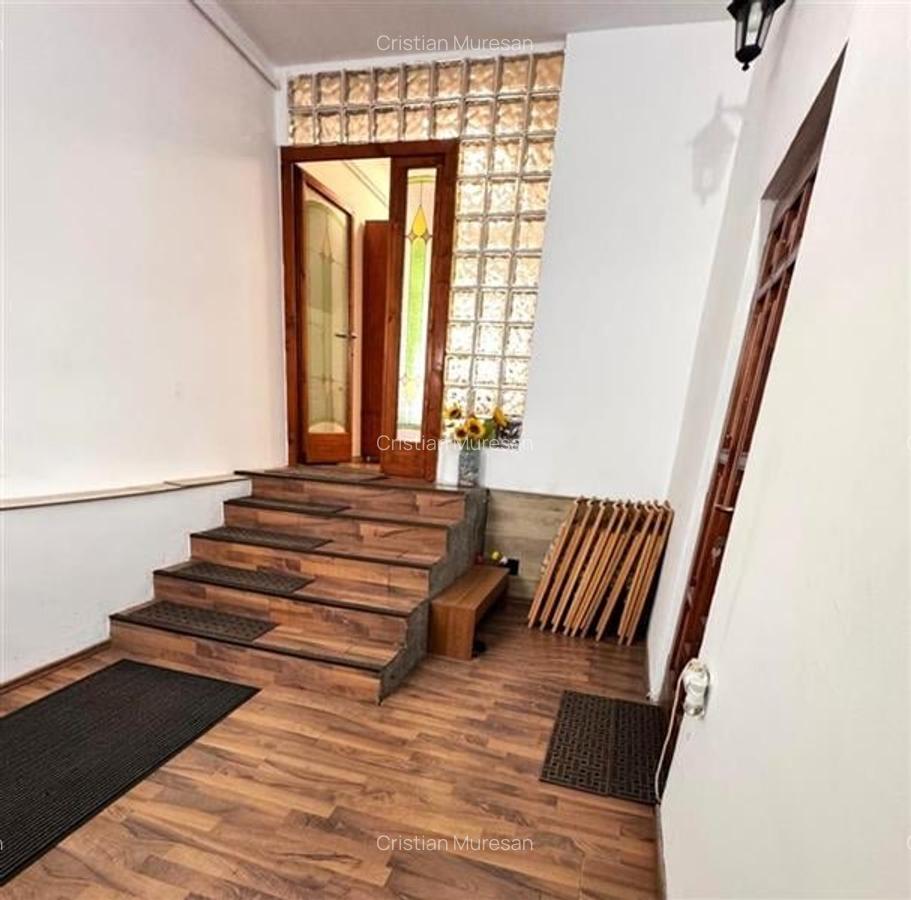 Casa in apreciabil potential,cu terase, curte,gradina echipata,2 pivnite,Str. Ro - 5