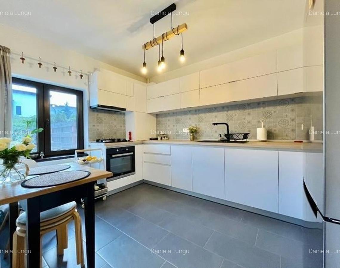 Rezidenta pe linie eleganta, living 25 mp,semineu,panouri fotovoltaice 3KW, cent - 2