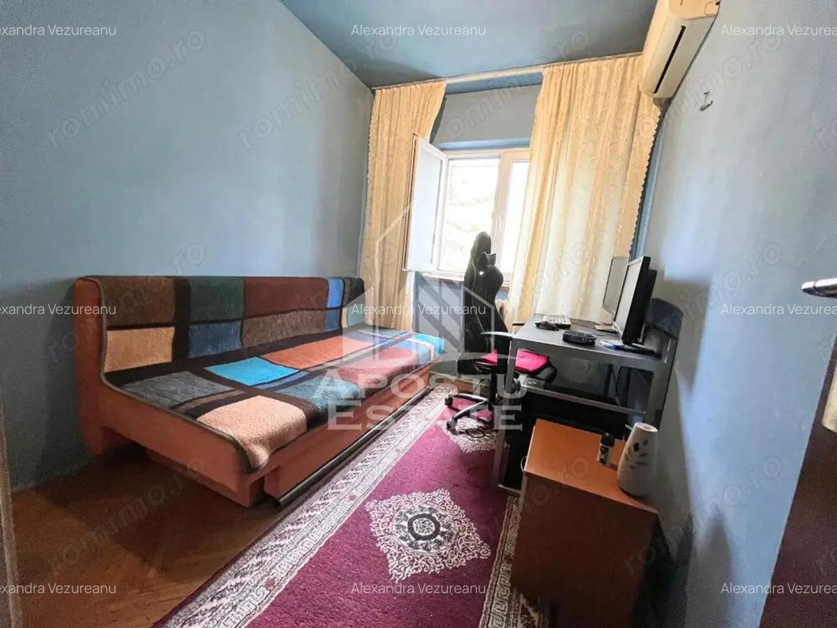 Apartament cu 3 camere, semidecomandat, etaj intermediar, Dambovita - 4