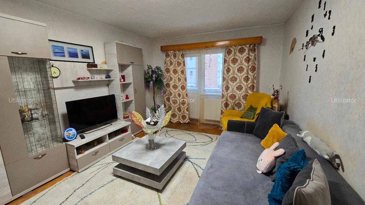 Vând apartament 3 camere Alfa etaj 1 - 4