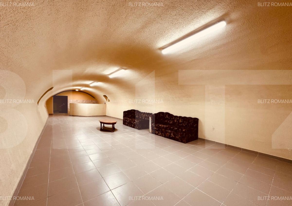 Casa spatioasa cu 5 dormitoare, doua bucatarii si teren de 1 - 2