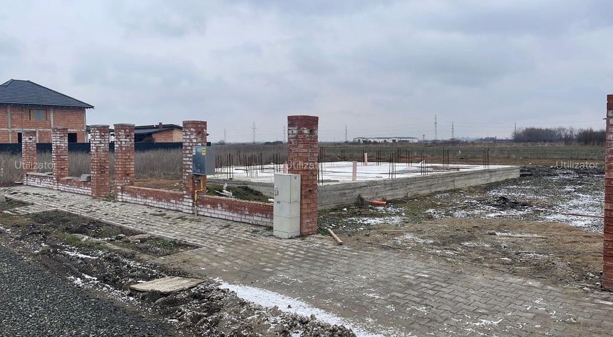 Teren de vânzare în Săcălaz cu autorizație de construcție și utilități - 1