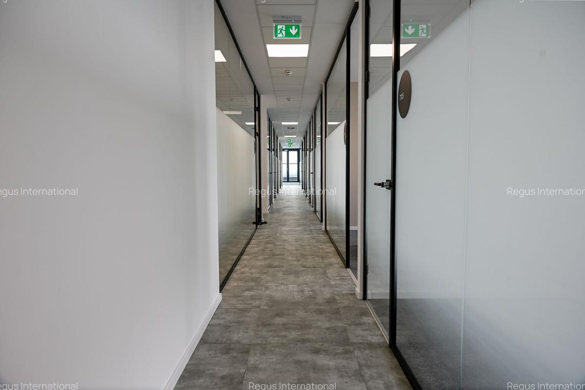 Spațiu de birou privat pentru 3 persoane în Regus Vox Technology Park - 9
