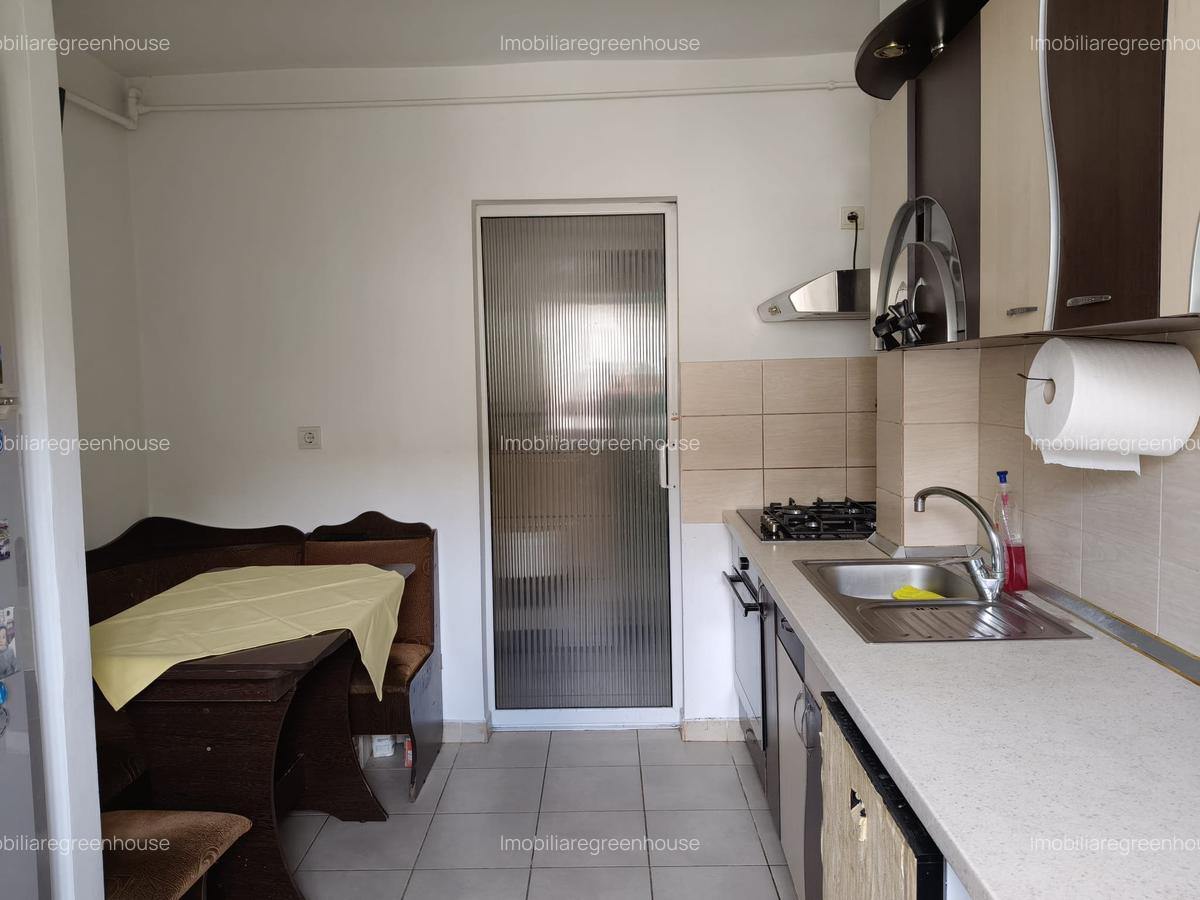 Apartament 4  camere, decomandat,zona Miorita - 2