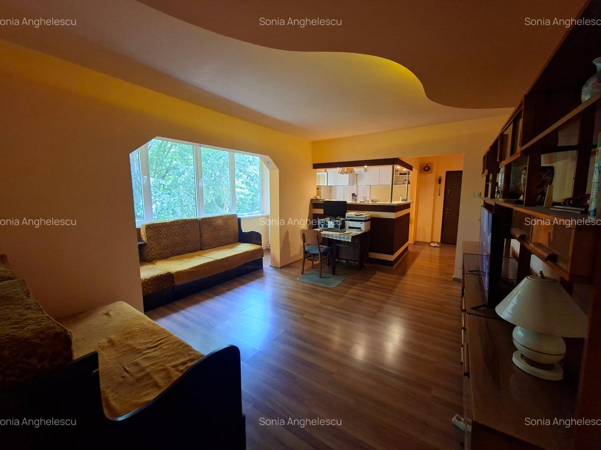 Apartament cu 3 camere semidecomandat în Circumvalațiunii - 1