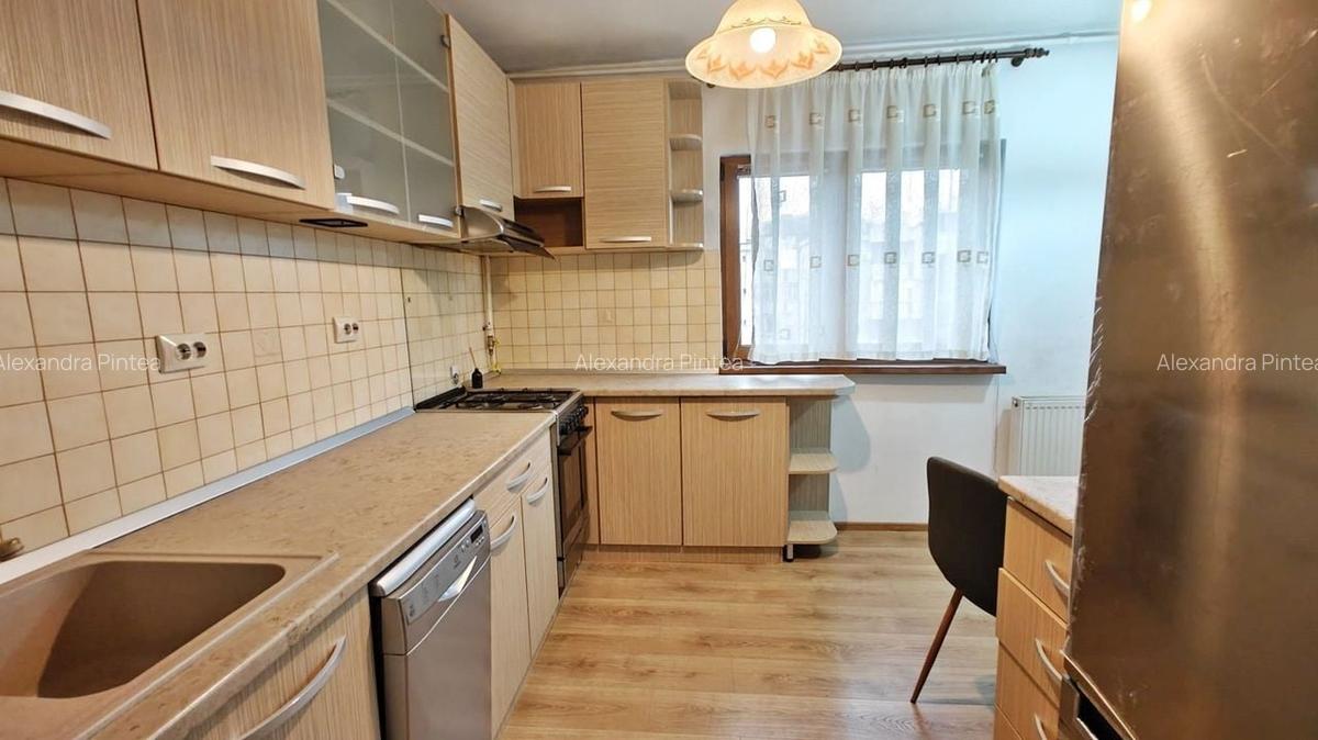 Apartament 3 camere, etaj 3, decomandat, 2 baie, Plopilor - 9