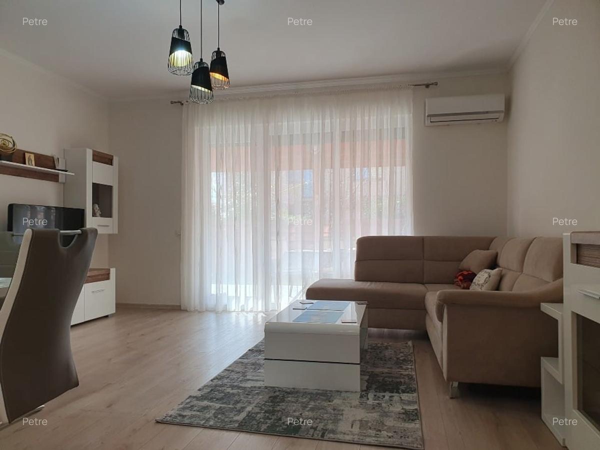 PROPRIETAR inchiriez apartament 3 camere ,cu terasa, gradina 2 locuri de parcare - 12
