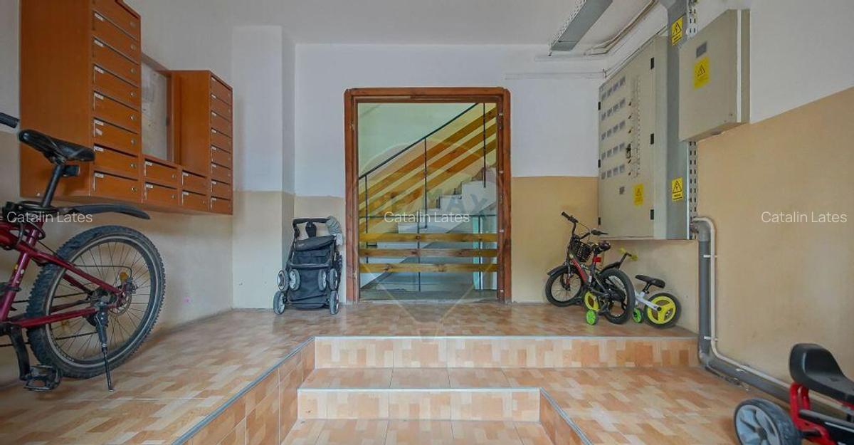 Apartament cu 3 camere de vanzare, Florilor Ra?nov - 16