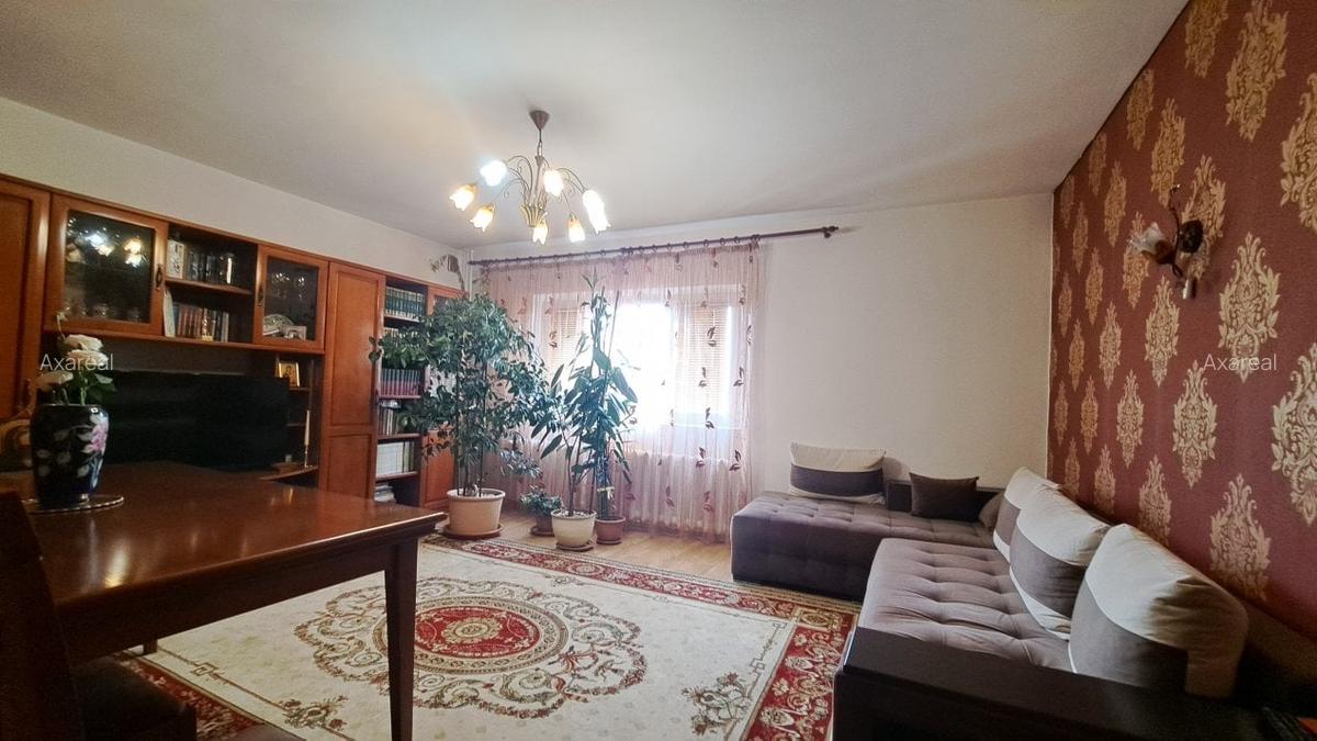 De vanzare I 3 camere Nerva Traian -Scoala 81 I - 1