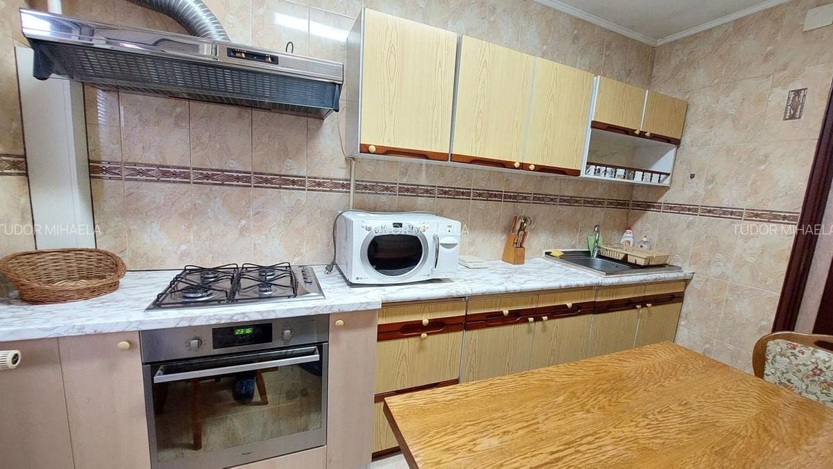 13 Seprembrie,Panduri, metrou Academia Militara la 800m - 4