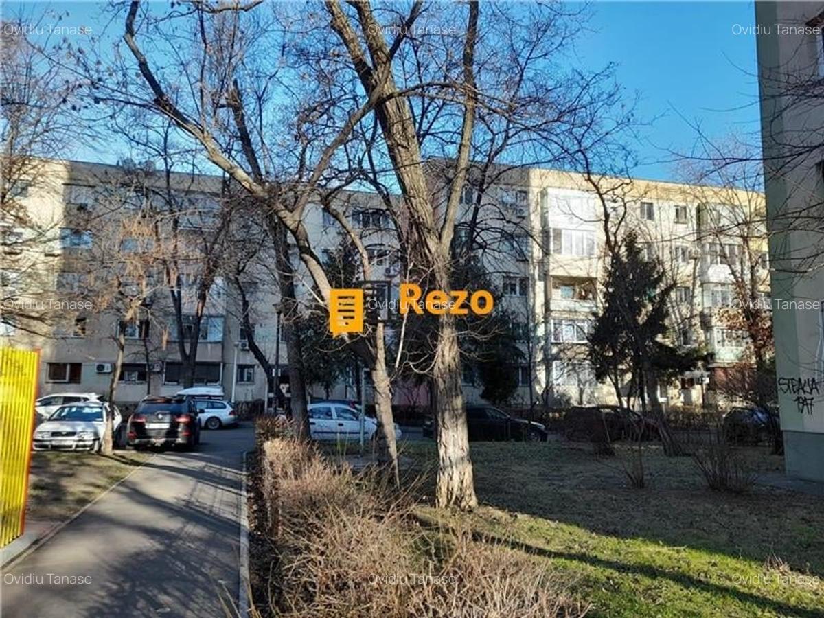 MALL DRUMUL TABERELOR, STR. BRASOV, PARC MOGHIOROS 50 MP ETAJ 3/4 BLOC 1973 - 1