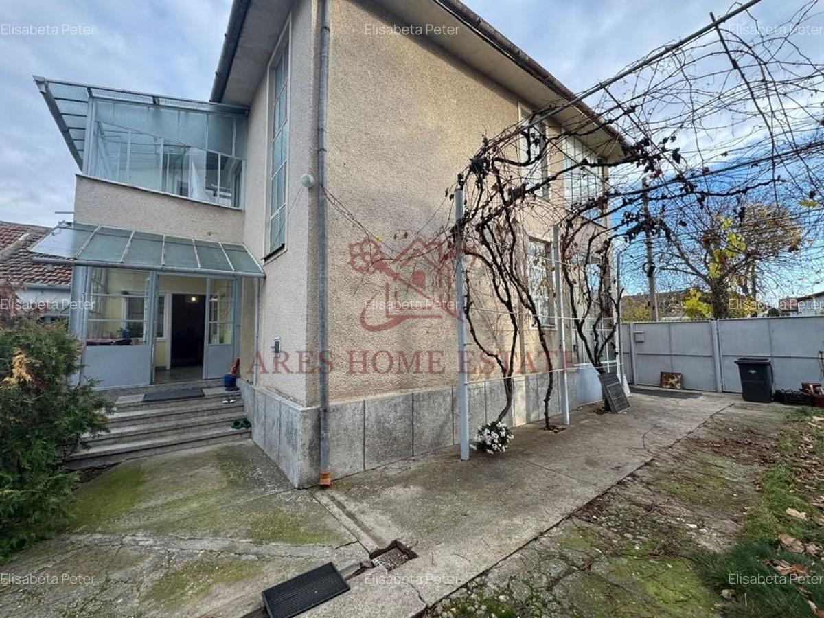 Investiție cu potențial: 2 apartamente + mansardă – Comison 0 - 2