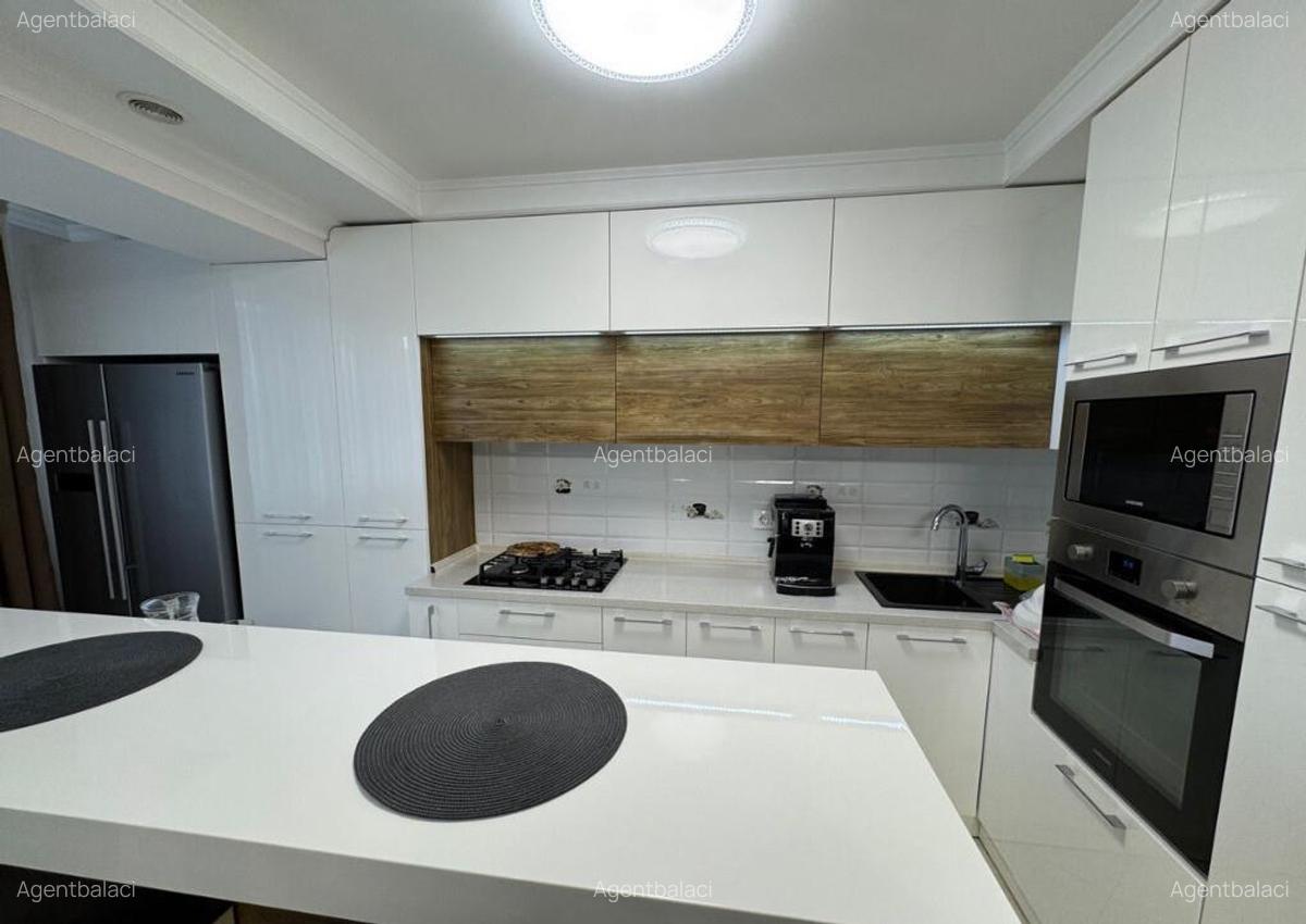 Apartament de vanzare in zona Coresi Shopping - 1