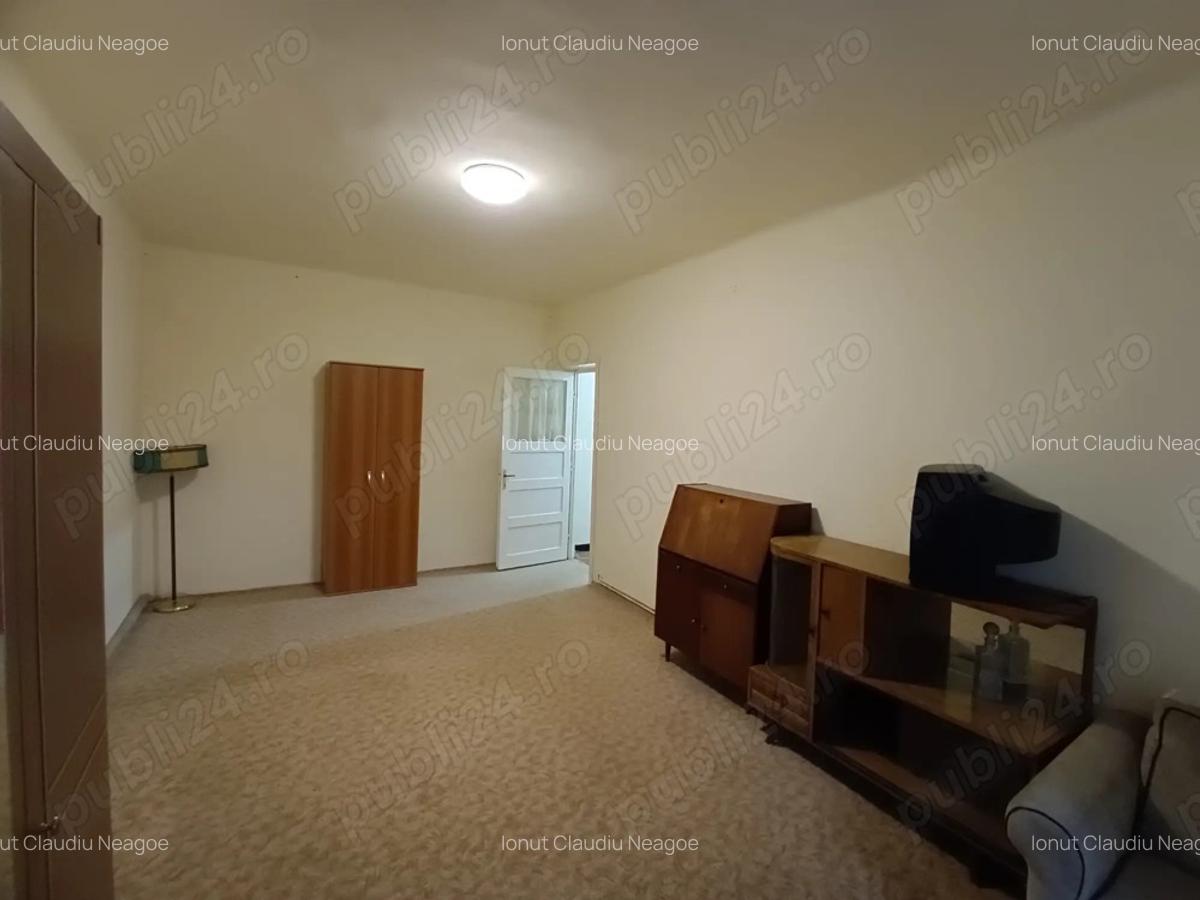 Garsoniera spa?ioasa de vanzare in zona istorica a Bra?ovului - 1