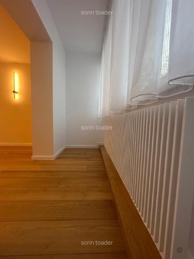 Vand apartament proaspat renovat , finisaje lux - 2