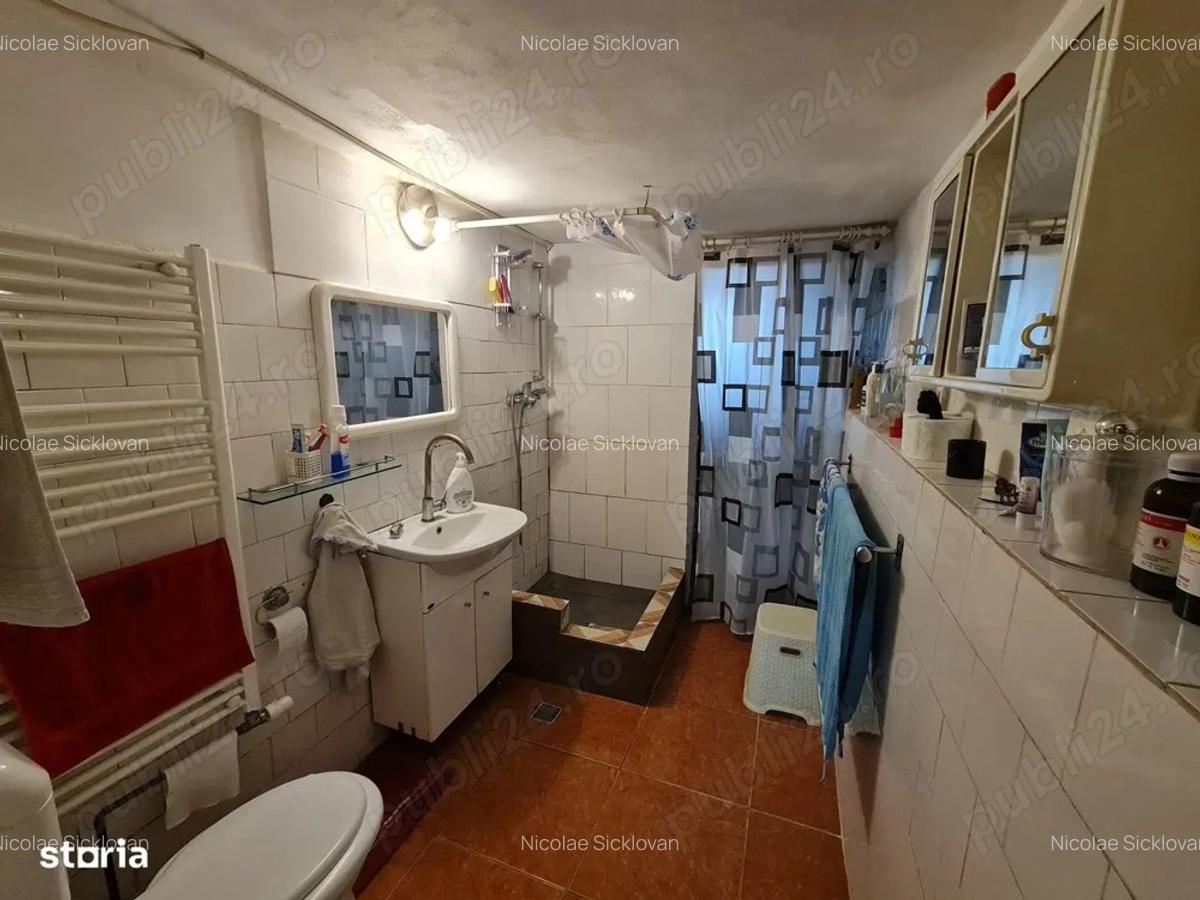 Casa cu teren mare. Casa se poate locui. Apa curenta, centrala termica curte mare plus livada. - 7