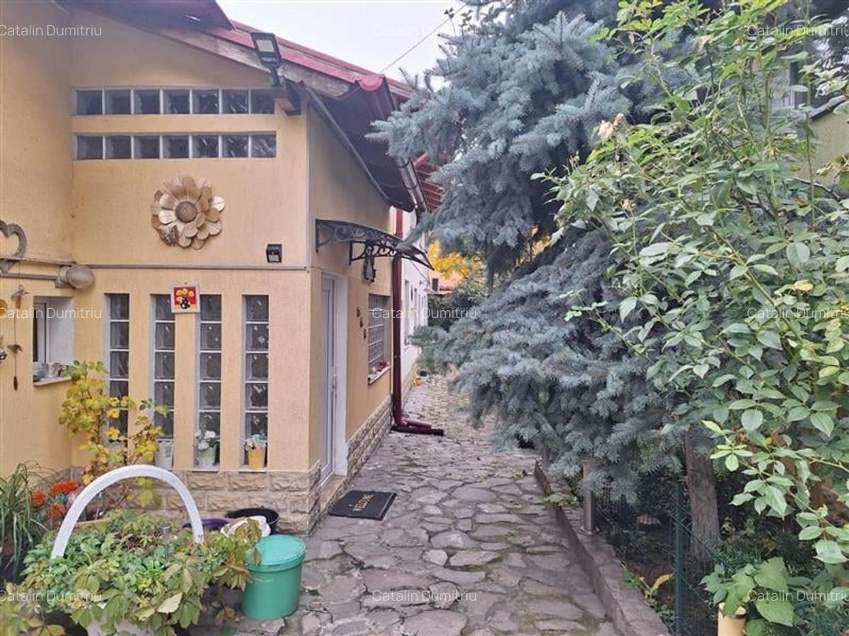 Casa Bartolomeu, pe doua nivele, stil deosebit, curte comuna - 11