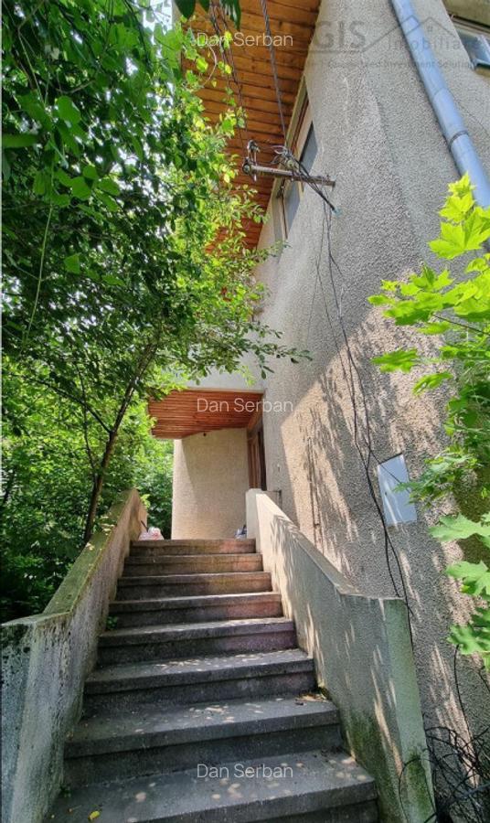 Vila de 7 camere intr-o zona preferentiala a Brasovulului - 3 Vila de 7 camere intr-o zona preferentiala a Brasovulului - 3
