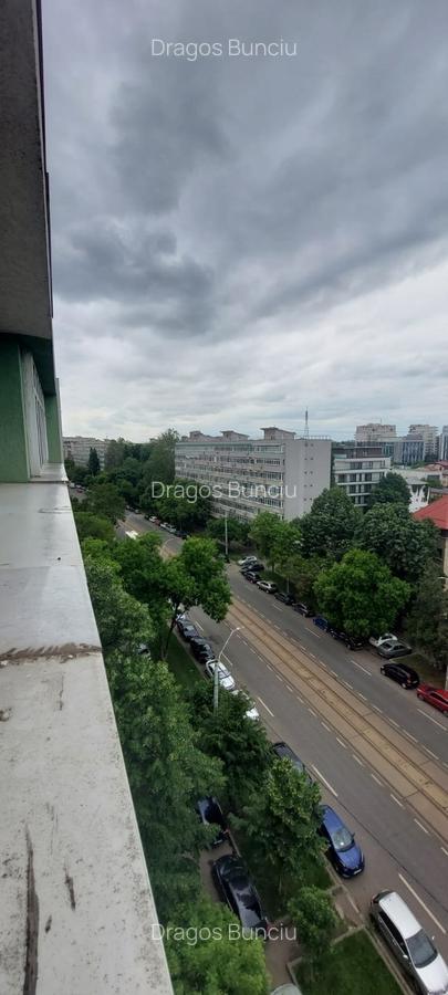 Apartament cu 3 camere semidecomandat, mobilat în 1 Mai - 15