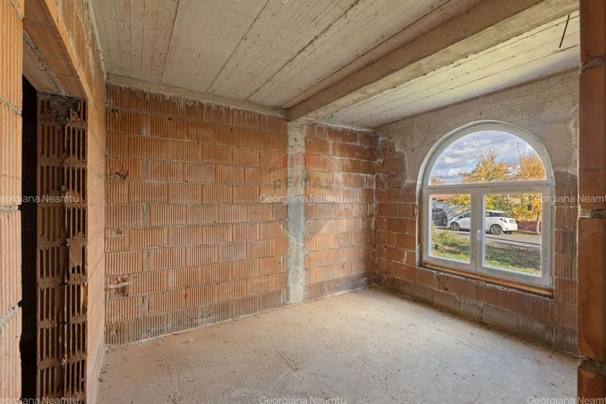 Casa la rosu cu teren generos, 500 mp, situata pe strada Ostasului - 19