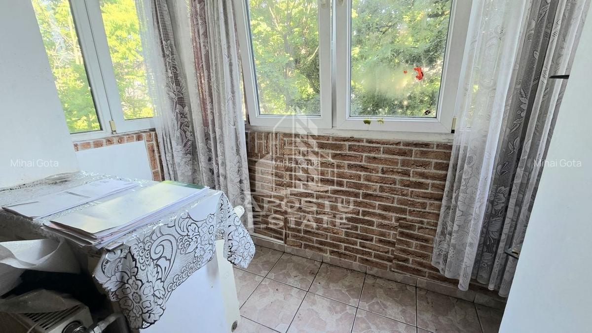Apartament cu 4 camere, etaj intermediar, centrala proprie, zona Dacia - 10