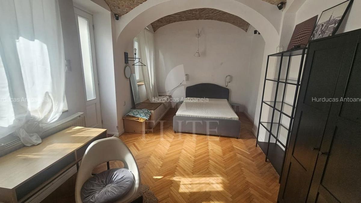 Apartament cu 3 camere semidecomandat în Central - 1