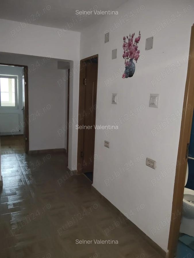 Vand apartament cu 4 camere decomandate in Caransebe?, cartier Pipirig, et.4 - 2