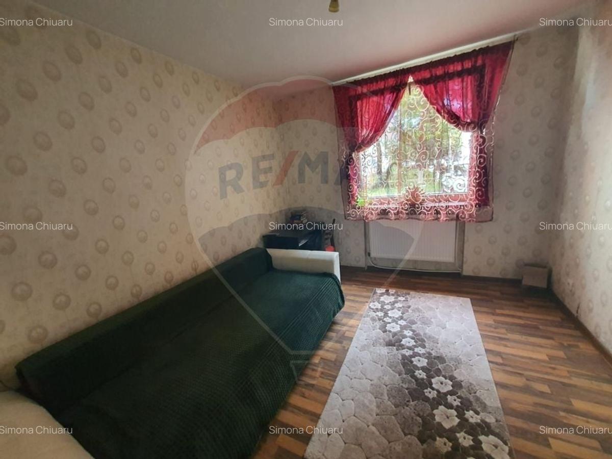 Apartament cu 3 camere de vanzare in zona Est Roman - 1