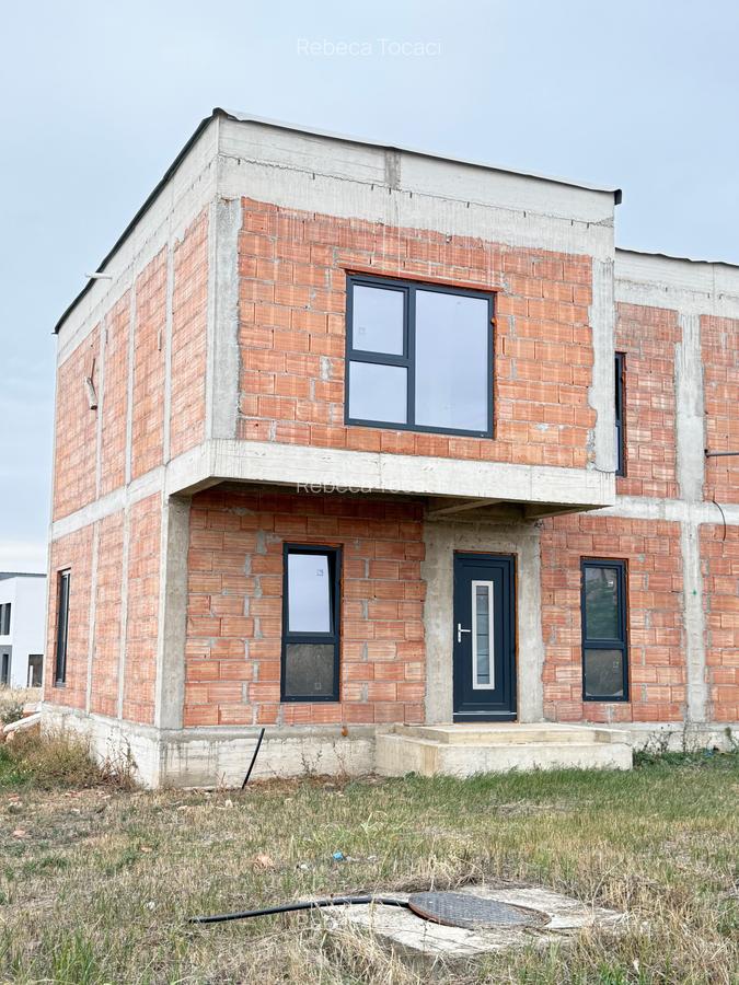 Jumatate de duplex la rosu de vanzare in Giarmata - 2