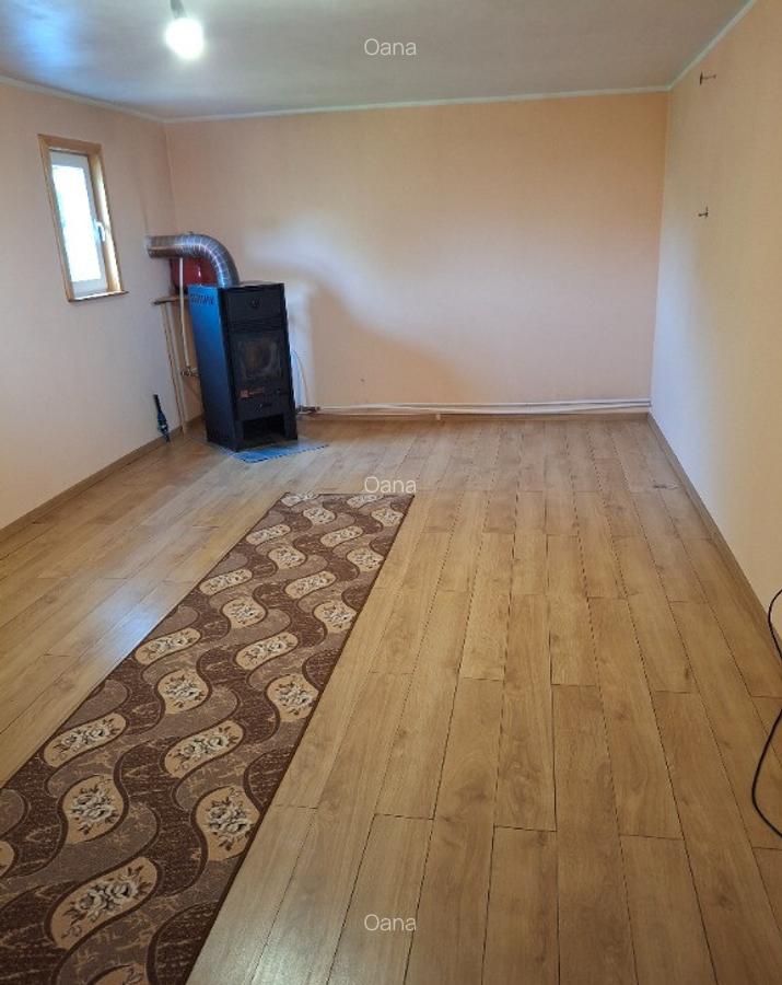 Casa, teren ?i anexe. In Boto?ani, Un?eni, Burle?ti - 6
