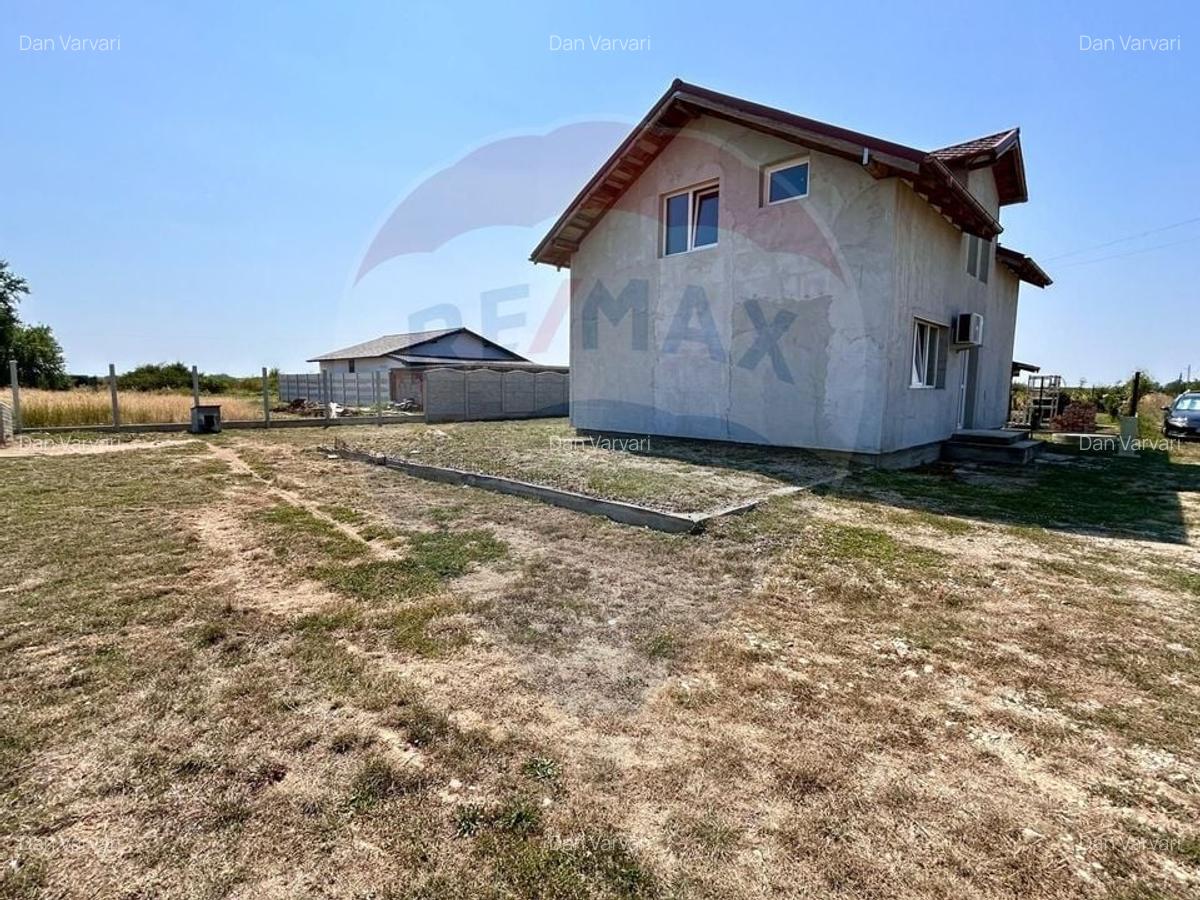 Casa  de vanzare la gri cu 4 camere,teren 552mp in Les - 2
