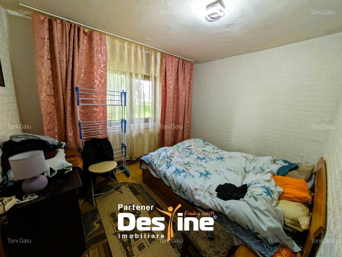 4 camere decomandat - 2 bai cu geam - centrala termica - simplu - la strada, CUG - 3