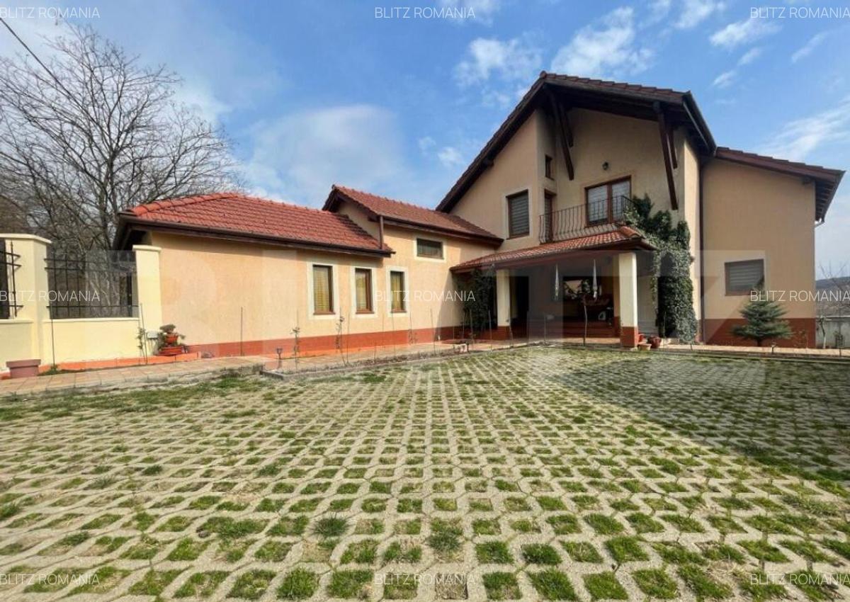 Proprietate versatila cu doua apartamente ?i casa cu tre - 3