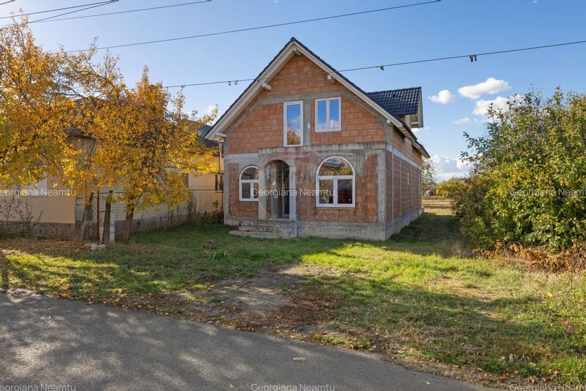 Casa la rosu cu teren generos, 500 mp, situata pe strada Ostasului - 3