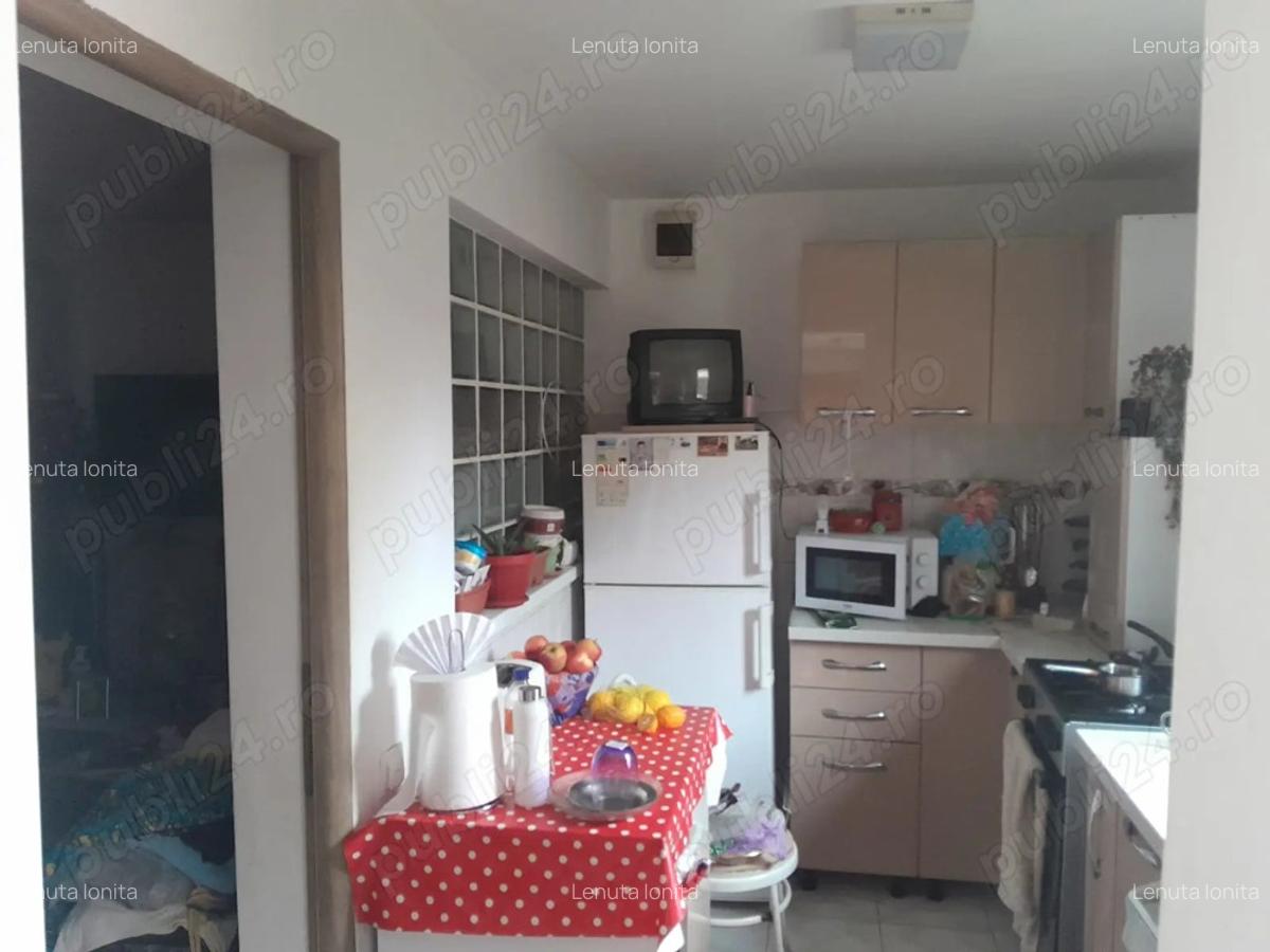 Casa la curte de vanzare, sector 3 - 5 Casa la curte de vanzare, sector 3 - 5