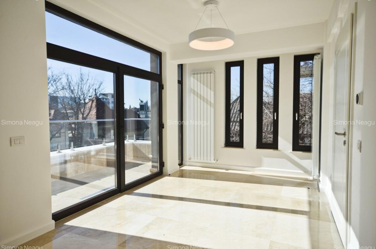 VILĂ MODERNĂ CU 8 CAMERE | ZONA DOROBANȚI - TVR | 300 MP UTILI | CURTE PRIVATĂ - 1