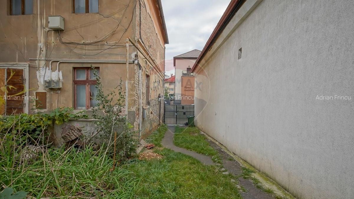 Vila pe str Alexandru Ioan Cuza, 10 camere, S + P + E, teren 282 mp - 3