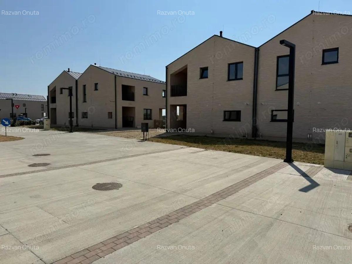 Casa spa?ioasa de inchiriat / vanzare in Complex Liziera de Lac Frumu?ani - 12