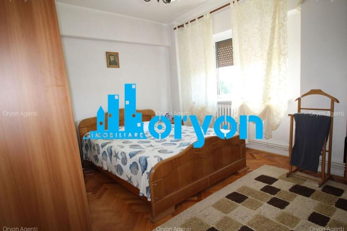 Apartament 3 camere, decomandat, etaj 3, strada 23 August - 1