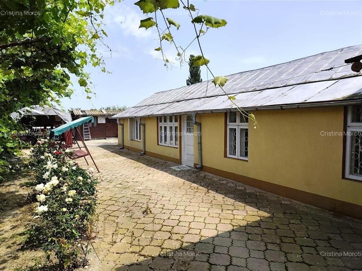 Proprietate spatioasa de vanzare in Gaesti, Dambovita - ideala pentru locuit sau - 9