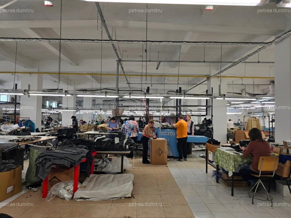 Vand cladire de 1800 mp (2 hale x900 mp) si 4050 mp teren. Pret negociabil - 5