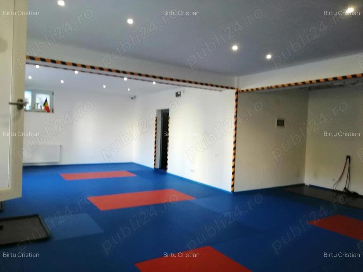 Vand spatiul comercial - 4 Vand spatiul comercial - 4