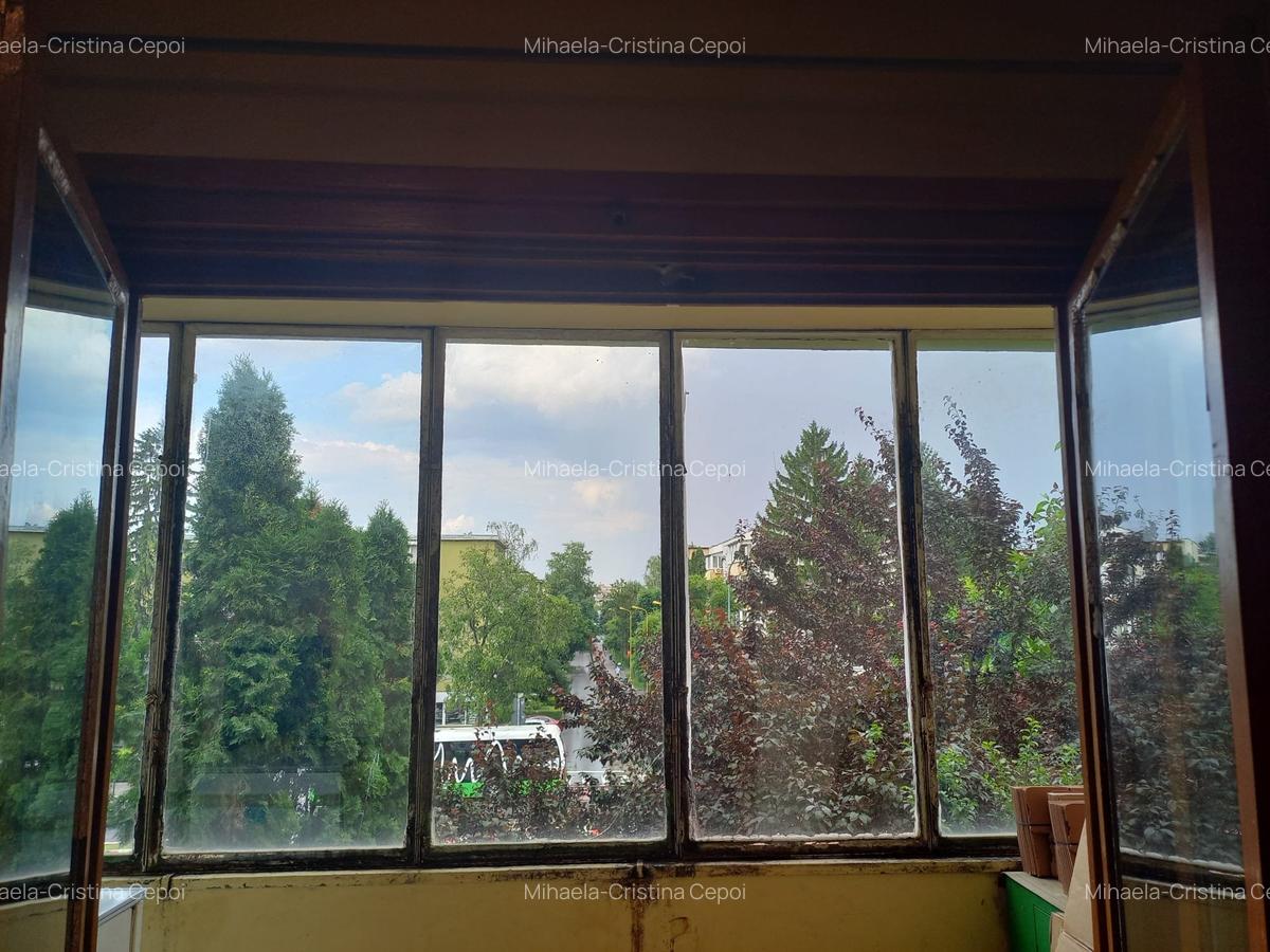 Apartament cu trei camere intr-o zona buna - 1