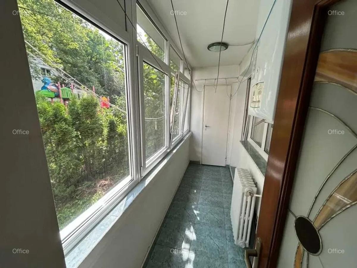Apartament spatios, 3 camere, 77 mp, parter inalt, parcare - Str. Agricultorilor - 8
