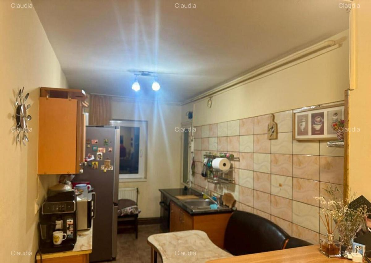 Apartament de 3 camere zona TRACTORUL - 9