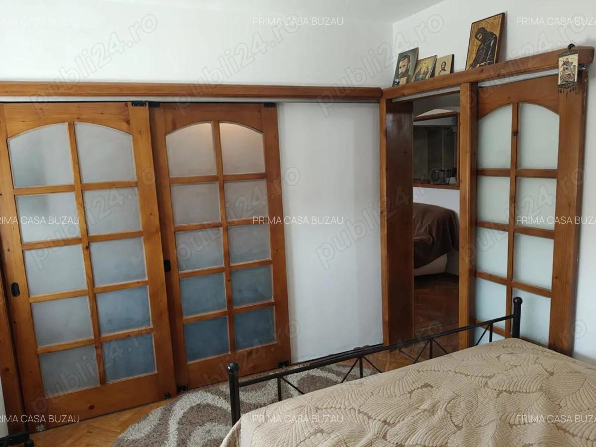 Apartament cu 3 camere zona ultracentrala Bazar confort 1 Etaj 3 S=88mp Pret: 92.000 euro - 3