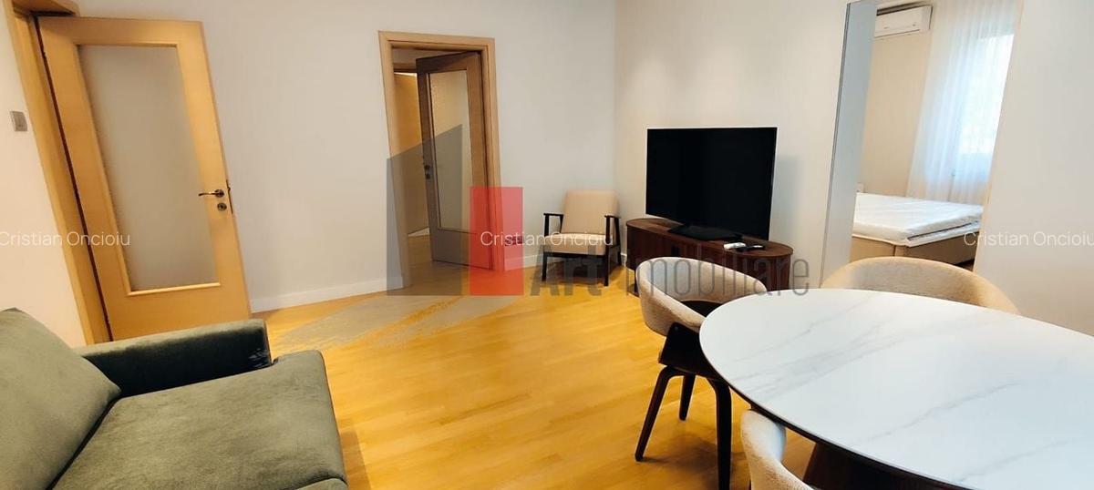 Apartament cu 3 camere semidecomandat în P-ța Victoriei - 1
