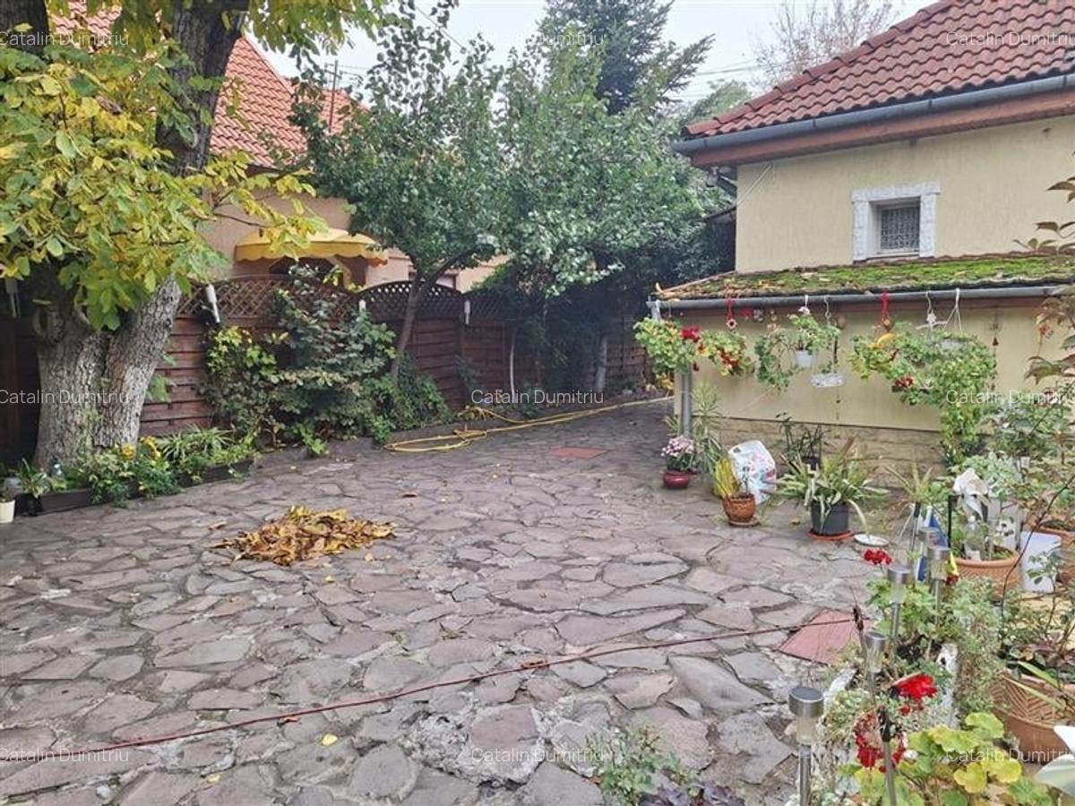 Casa Bartolomeu, pe doua nivele, stil deosebit, curte comuna - 18