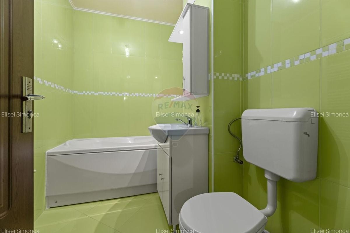 Apartament 3 camere de inchiriat, 2 bai, balcon, Bdul. Revolutiei - 5 Apartament 3 camere de inchiriat, 2 bai, balcon, Bdul. Revolutiei - 5