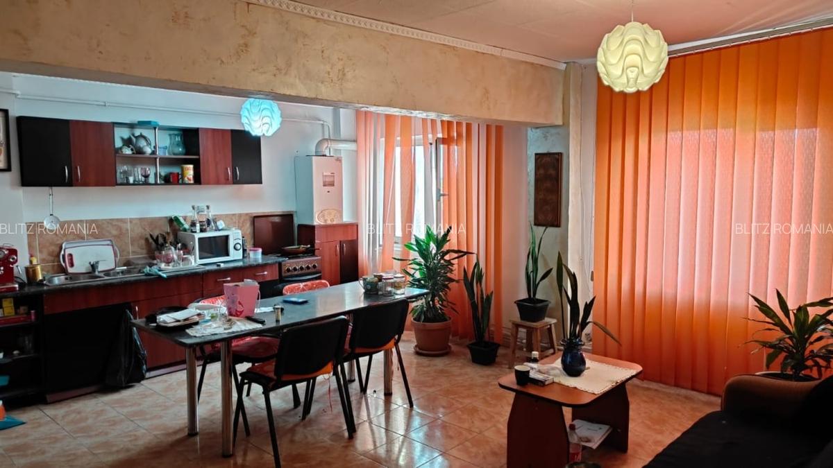 Apartament 3 camere decomandat, 65 mp, zona Bals - 2